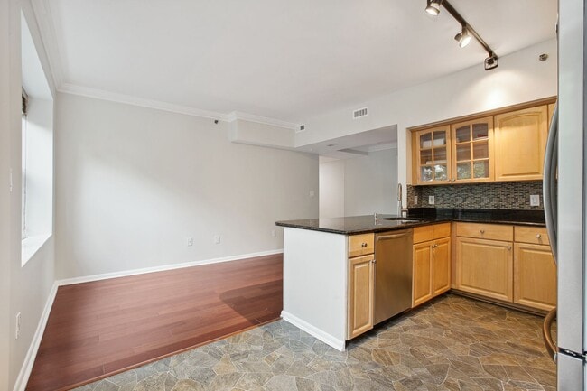Foto del edificio - Logan Circle! Available Now! High End // 2...