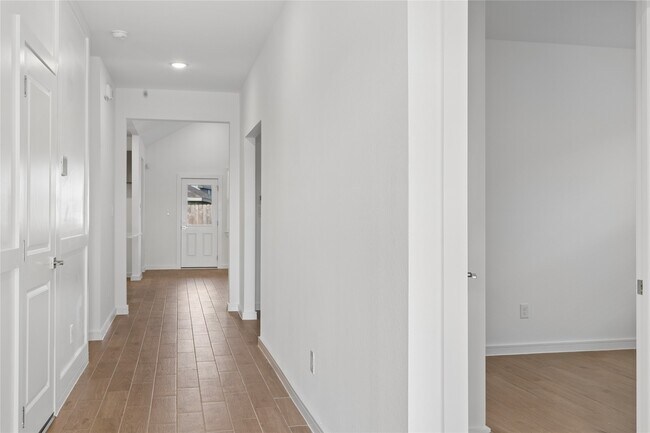 Foto del edificio - 698 Daniels Lk Ln
