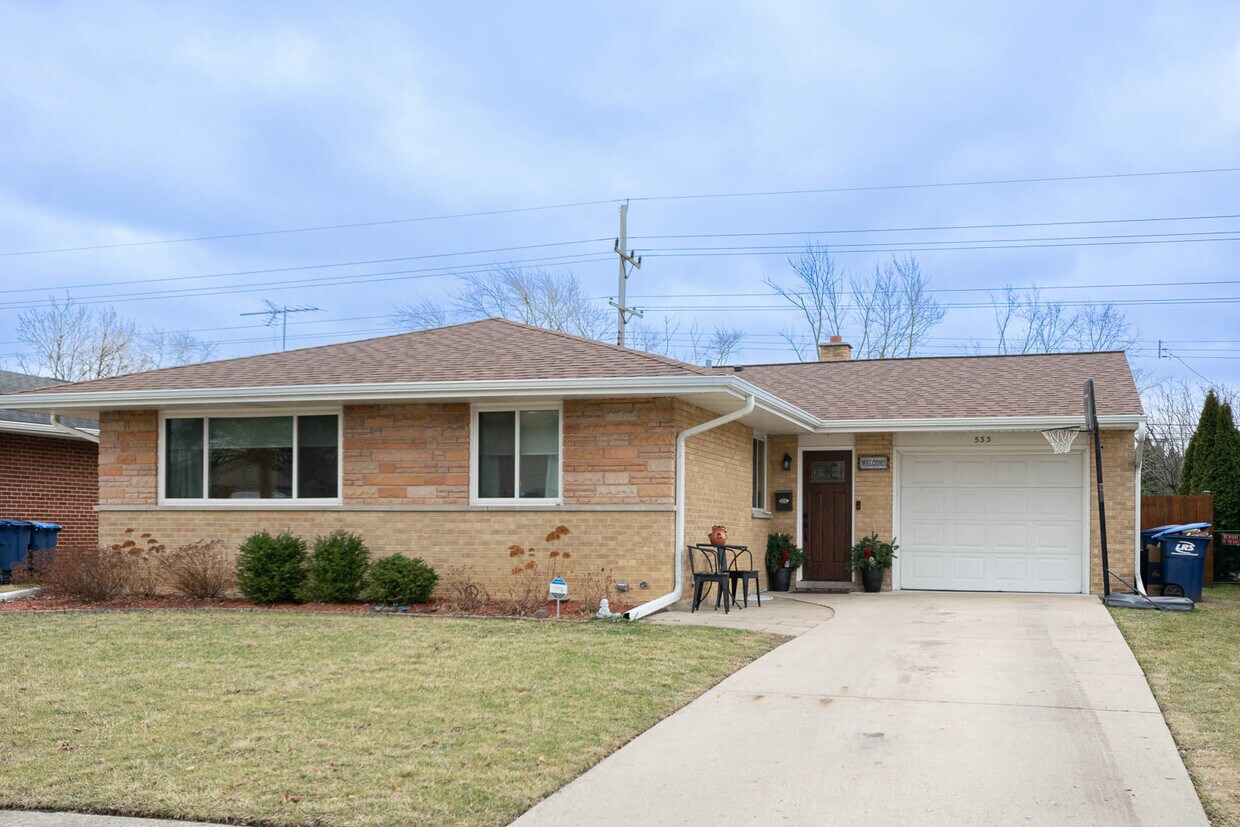 533 Ambleside Rd, Des Plaines, IL 60016 House Rental in Des Plaines