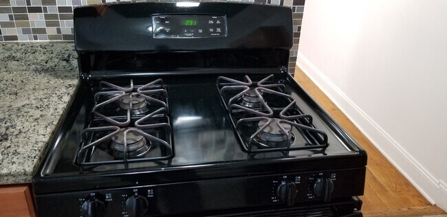 Kitchen stove - 109 Thornton St