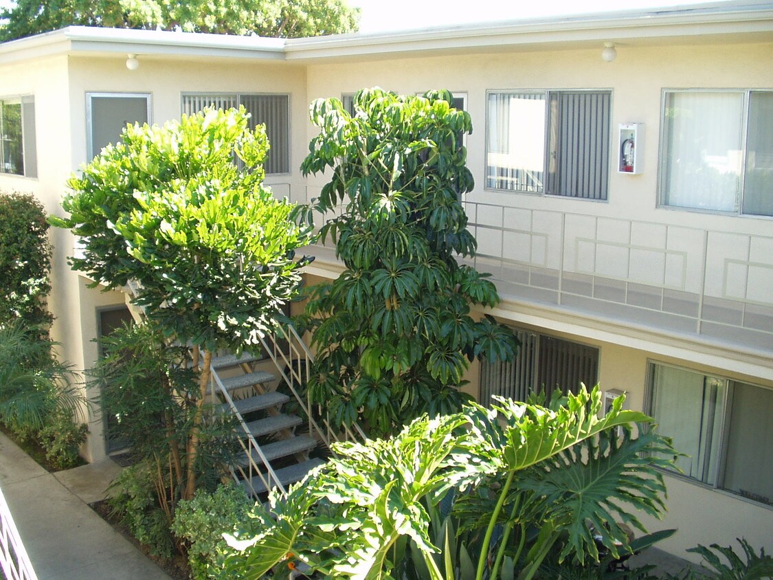 Building Photo - 4635 N Bellflower Blvd