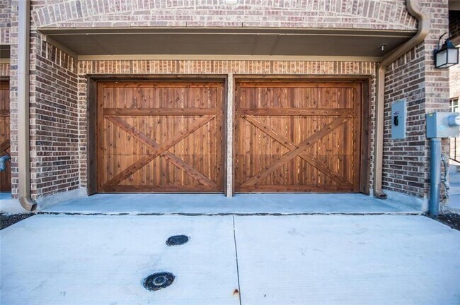 Building Photo - 555 Waterloo Dr
