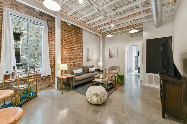 Building Photo - 801 Magazine St