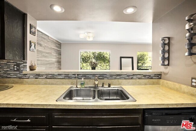 Building Photo - 1 br, 1.5 bath House - 6744 Hillpark Dr Ap...