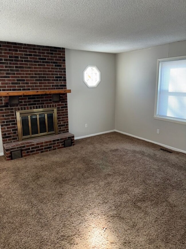 Building Photo - 3 Bedroom 1 Bath Lee's Summit Home - $1,61...