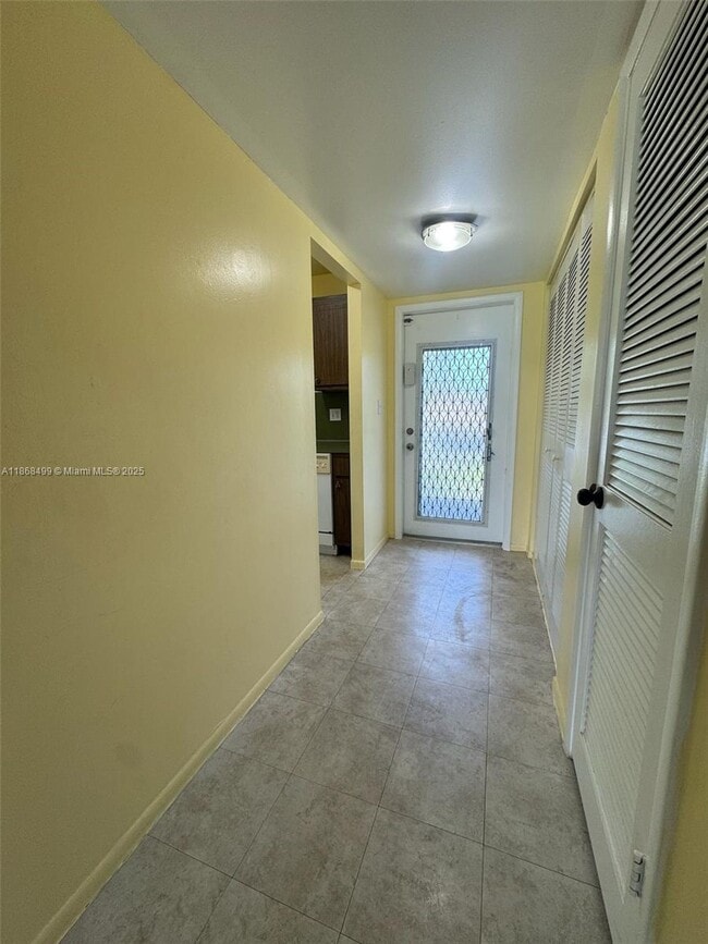 Foto del edificio - 8450 Sunrise Lakes Blvd