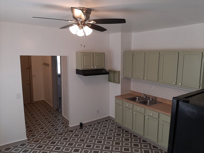 La unidad tiene una estufa eléctrica negra. - 1745 S 8th St