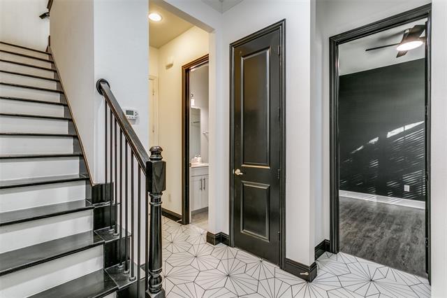 Foto del edificio - 515 W Royal Ln