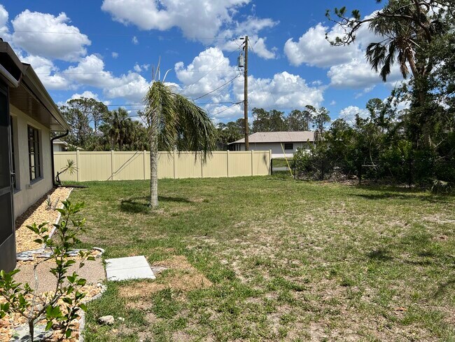 Foto del edificio - 15131 Buswell Ave