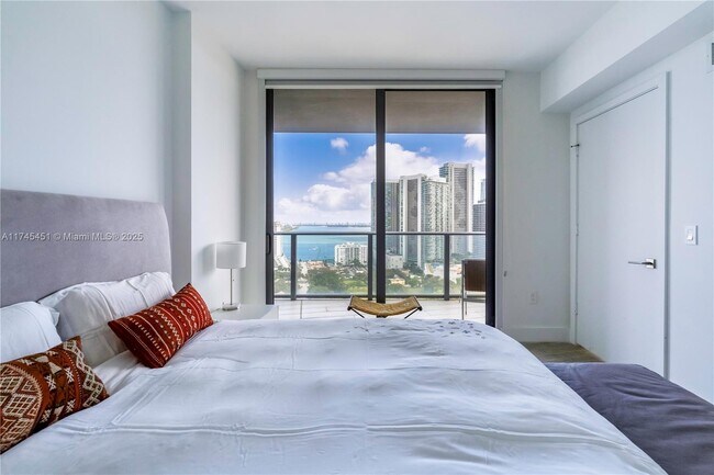 Foto del edificio - 121 NE 34th St