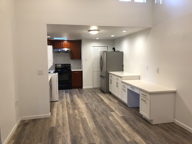 Building Photo - 4300 NE Sunset Blvd