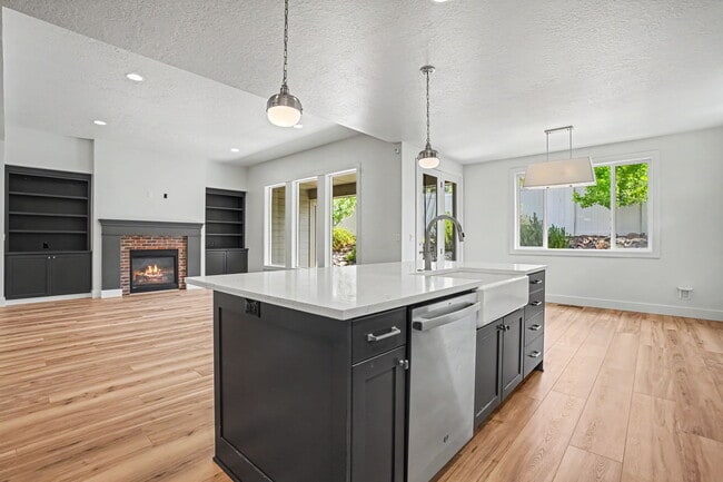 Building Photo - 6120 N Hacienda Ave