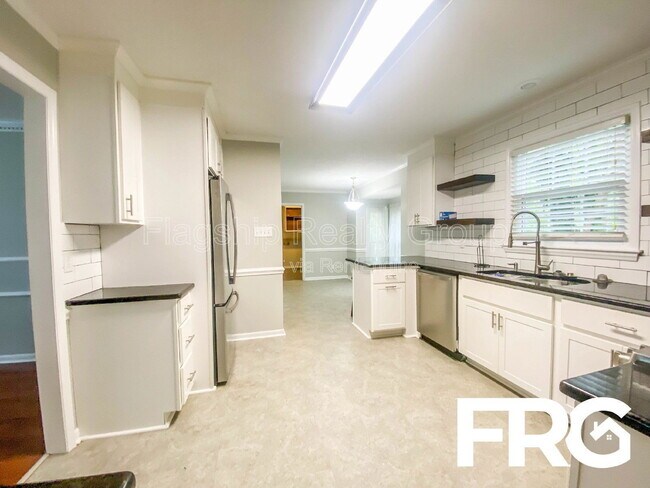 Foto del edificio - 305 Smith Pl