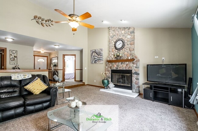 Building Photo - Beautiful 3 bedroom 2 Bath in the Perfect Location!!