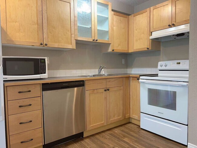 Photo du bâtiment - Cozy 1 Bedroom suite in Bankview available from Dec 1st