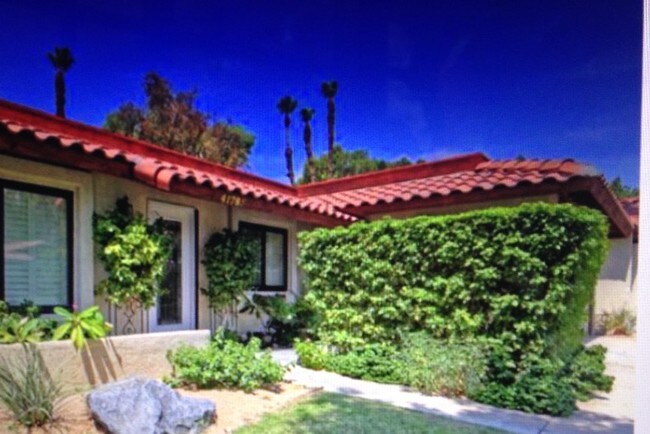 private patio behind hedge - 41785 Largo