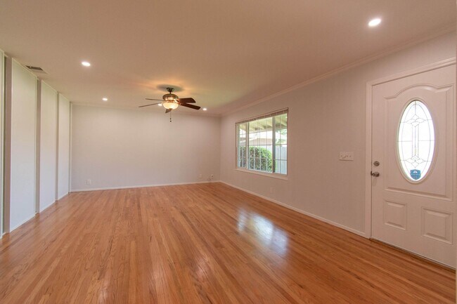 Building Photo - Beautiful hardwood floors! Great Neighborh...