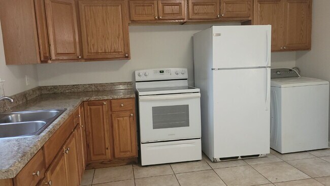 Foto del edificio - $400 off one month.  Call for details "Cha...