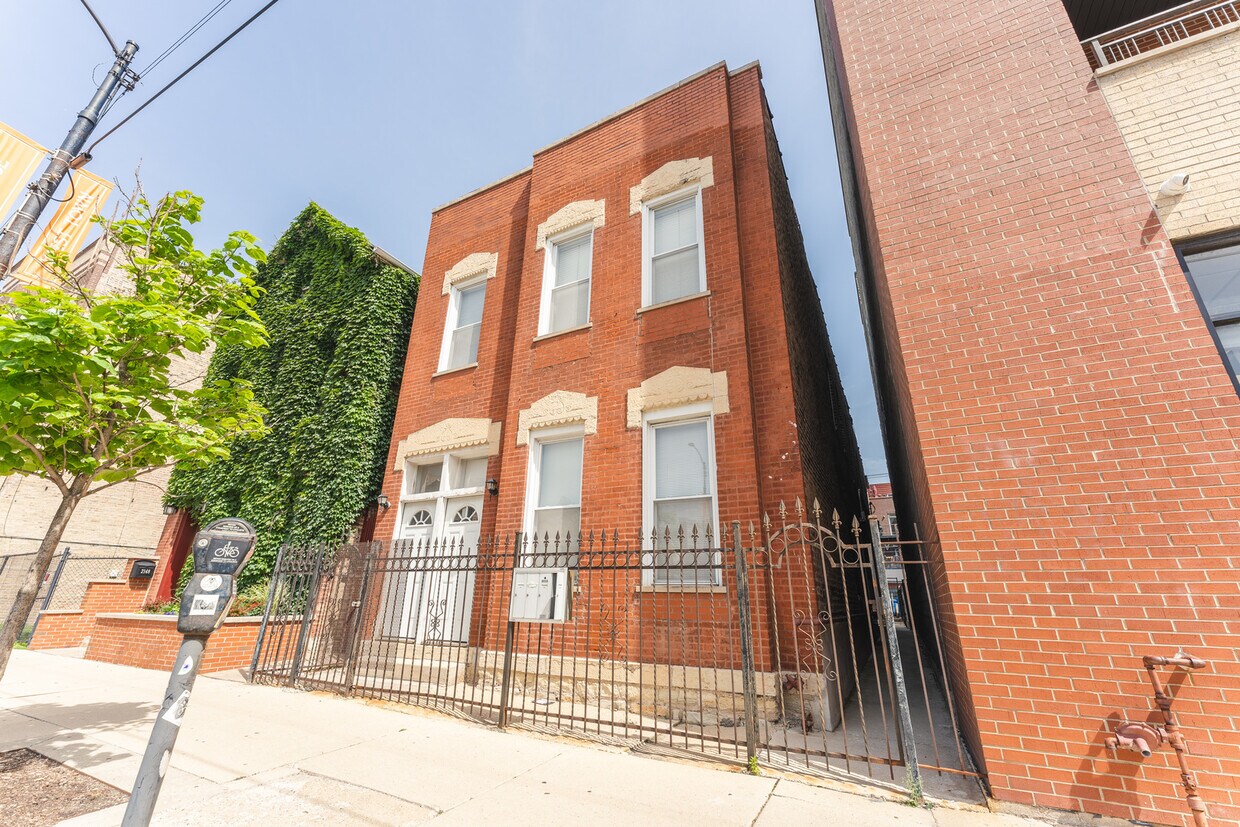 Primary Photo - 2146 W Chicago Ave