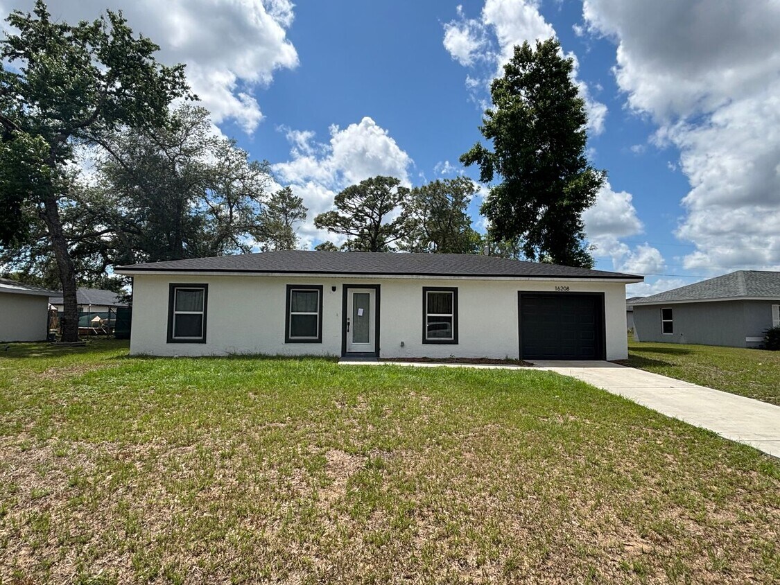 Primary Photo - LIKE NEW DESIGNER HOME 3/2 READY FOR NEW F...