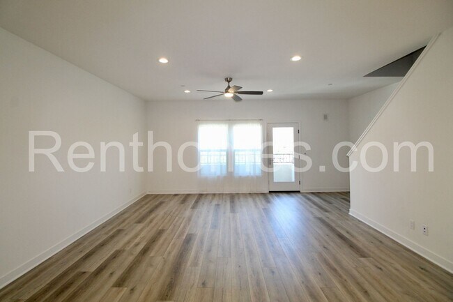 Building Photo - Eastlake, 1716 Discovery Falls Dr #127, De...