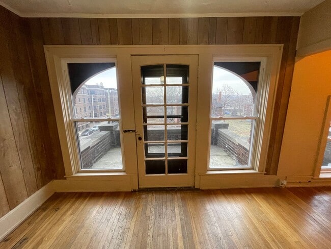 Building Photo - 2 BEDROOM LOCATED IN THE HEART OF THE ART DISTRICT!