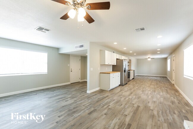 Building Photo - 5339 N 61st Dr