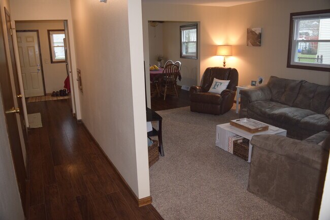 Entry - 324 N Moreland Blvd