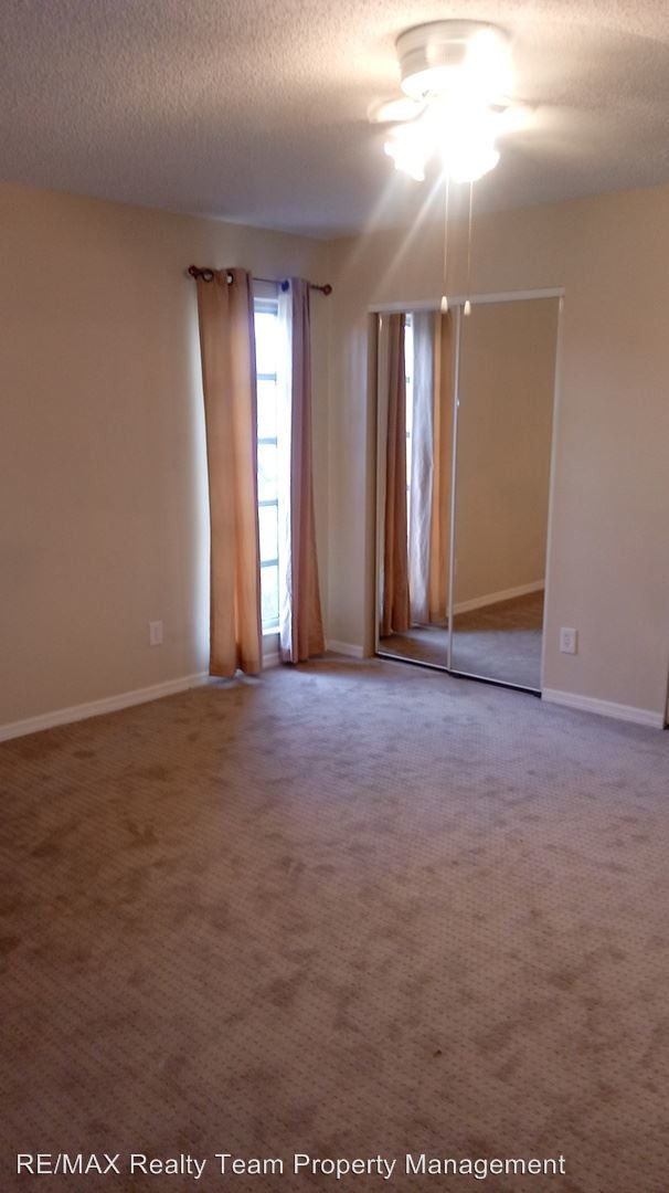 Foto del edificio - 15405 Crystal Lake Dr