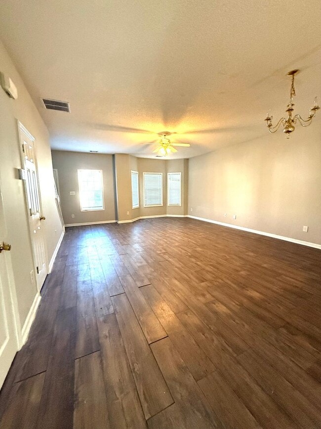 Building Photo - 2 bed 2 bath townhome