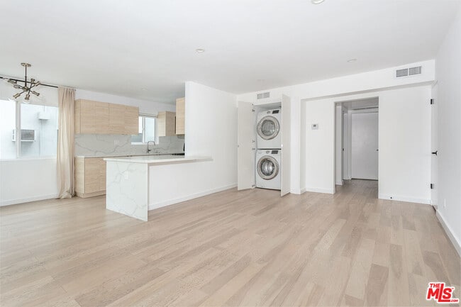 Building Photo - 560 Kings Rd