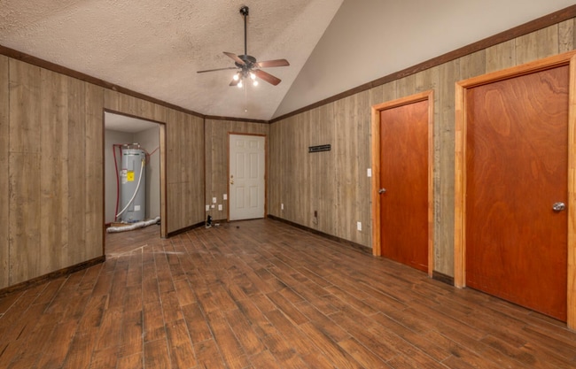 Foto del edificio - 704 Roundhouse Rd