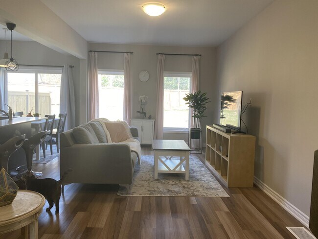 Building Photo - 324 Equestrian Way