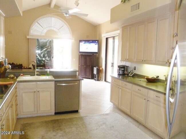 Foto del edificio - 10459 N 100th St