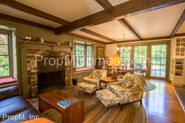 Building Photo - 3847 Mapleton Dr
