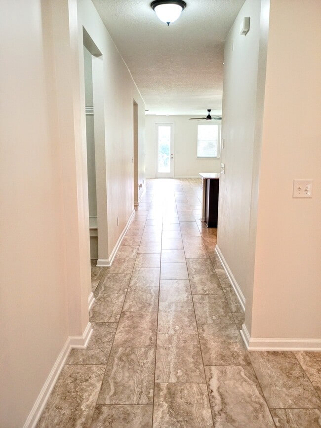 Building Photo - 112 Goldenrod Lake Dr