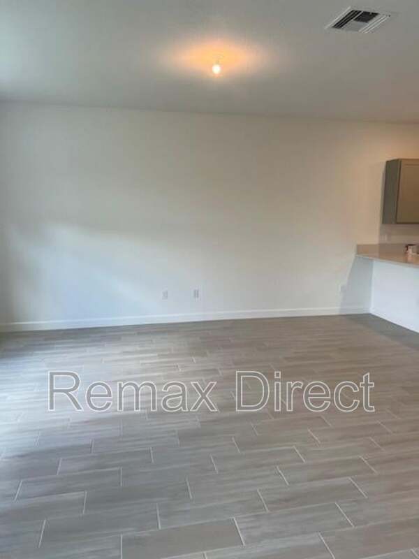 Foto del edificio - 4393 Hammock Grove Dr