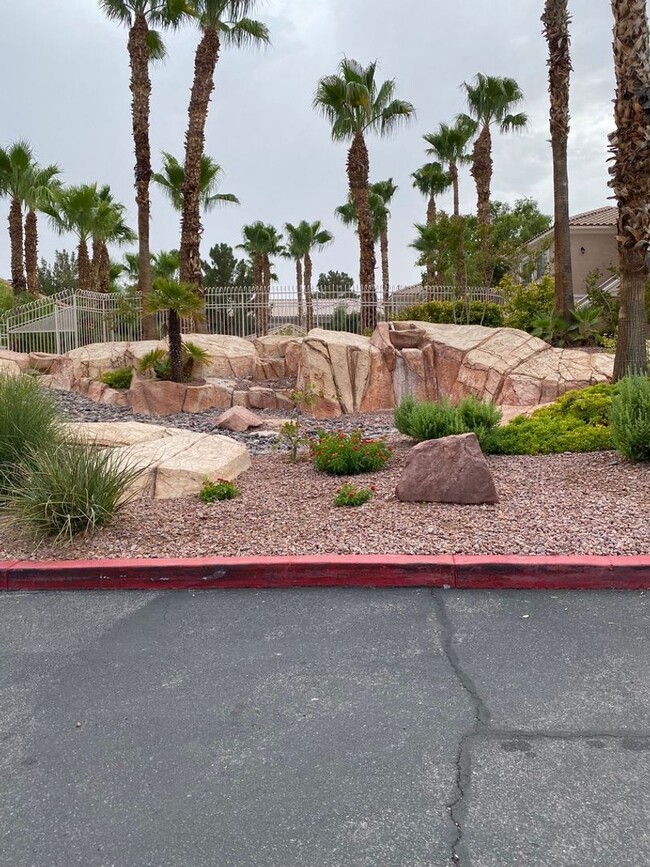 Foto del edificio - 10525 Autumn Pine Ave