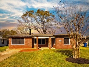 Building Photo - 1526 15th Ave N