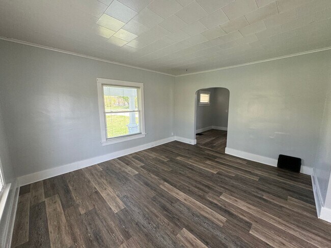 Building Photo - Large house 4 BR with a big yard