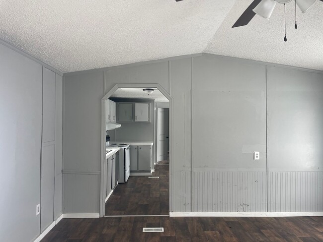 Building Photo - Country living with spacious front and backyard - 3 beds/ 2bath available now