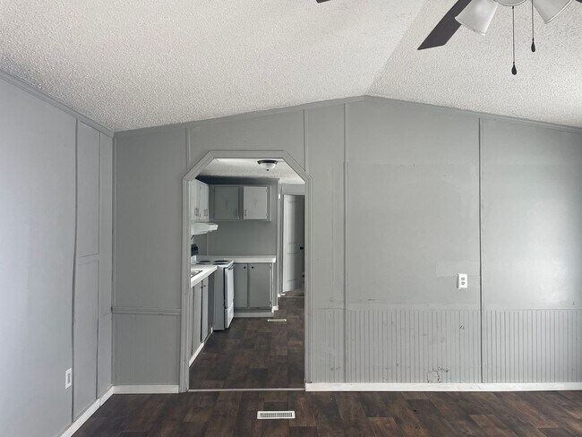 Foto del edificio - Country living with spacious front and backyard - 3 beds/ 2bath available now