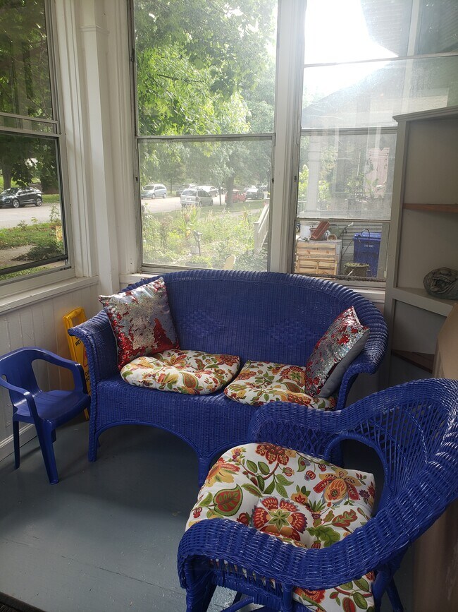 Enjoy relaxing in the front porch - 724 Como Ave