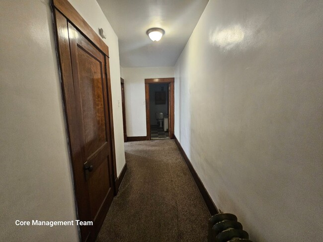 Building Photo - Spacious 3 bedroom 1 bath apartment for re...