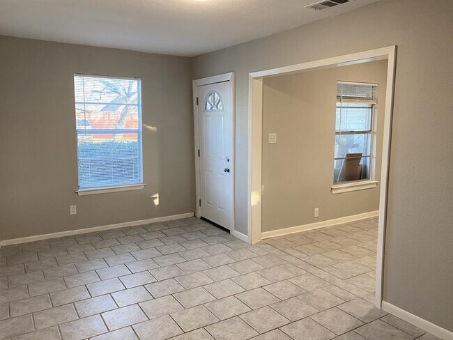 Building Photo - 304 Burgett St
