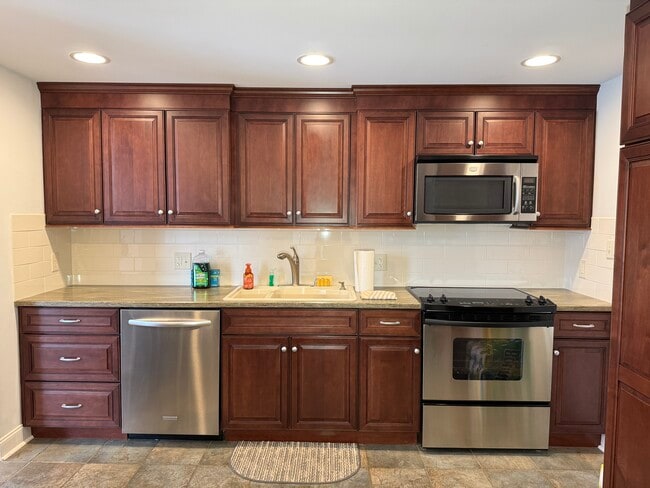 Building Photo - 140 Niagara Shore Dr