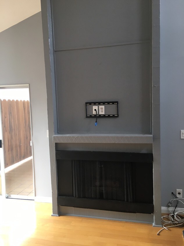 Spacious Living Room with High Ceilings - 943 12th St