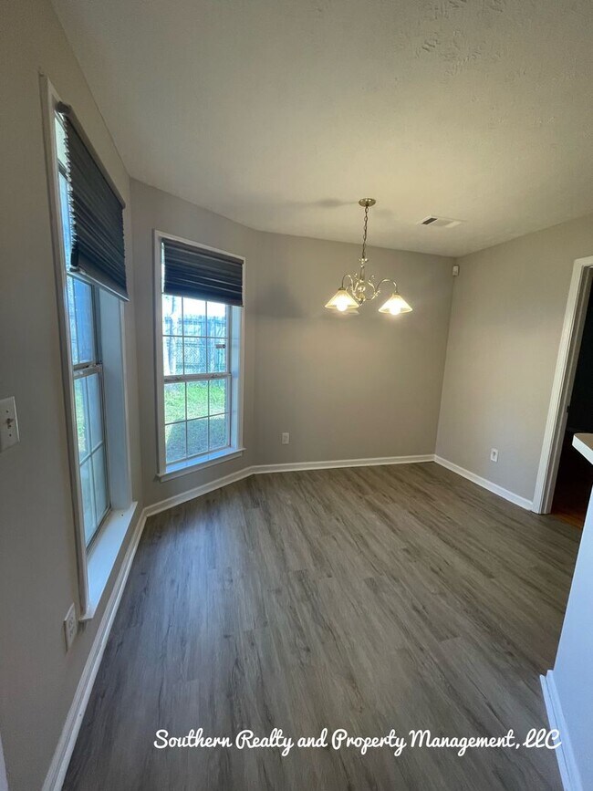 Building Photo - Taylor Ridge cul-de-sac Corner