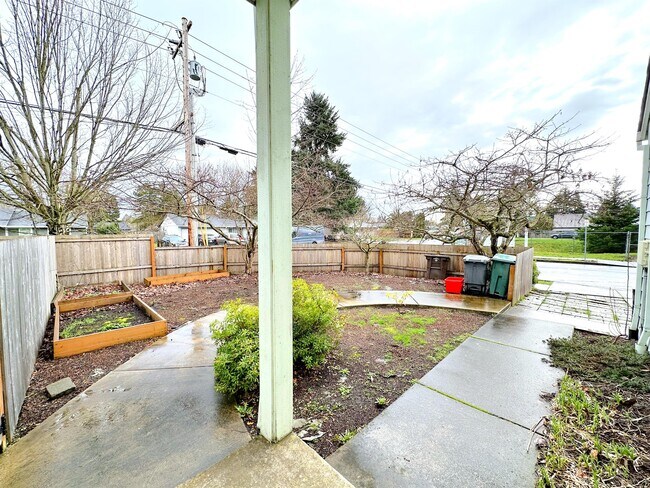 Building Photo - 1499 NE Birkshire Ct