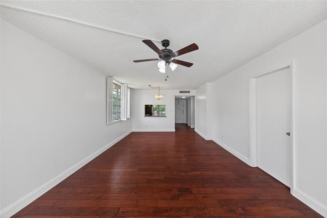 Foto del edificio - 6070 NW 64th Ave